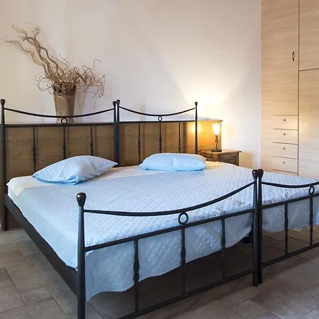 Evita * Aliki (Paros)